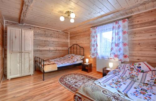 a bedroom with two beds and a window at Przy Łemkowskiej Drodze in Krynica Zdrój