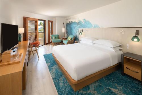 Postel nebo postele na pokoji v ubytování Sheraton Kauai Coconut Beach Resort