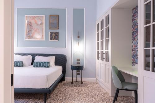 a bedroom with a bed and a desk and a chair at Be Mate Ponte di Rialto in Venice