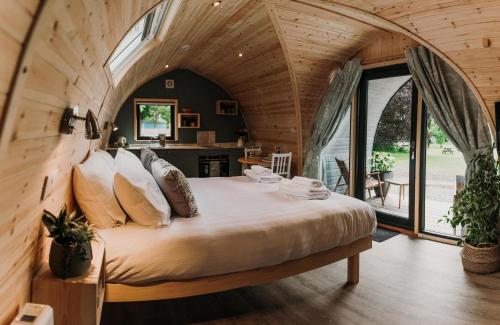 ein Schlafzimmer mit einem großen Bett in einem Zimmer in der Unterkunft Manor Court Hotel in Bridlington
