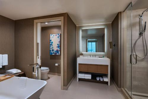 uma casa de banho com um lavatório, um WC e um chuveiro em The Westin Irving Convention Center at Las Colinas em Irving