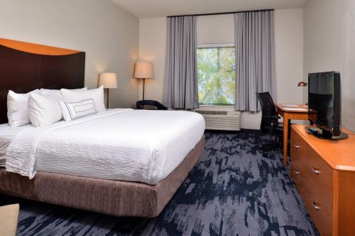Habitación de hotel con cama y TV de pantalla plana. en Fairfield Inn and Suites Beloit en Beloit