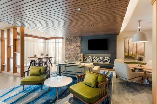 a lobby with chairs and a table and a tv at Fairfield by Marriott Inn & Suites Columbus Canal Winchester in Canal Winchester