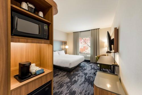 een hotelkamer met een bed en een televisie bij Fairfield by Marriott Inn & Suites Columbus Canal Winchester in Canal Winchester