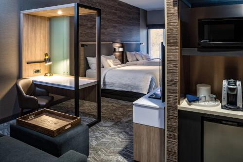 Habitación de hotel con cama y baño en SpringHill Suites by Marriott Springdale Zion National Park en Springdale