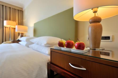  Regent Warsaw Hotel -  Room  picture :    Tea/Coffee maker    Shower    Bath                            