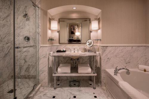 een badkamer met een wastafel, een bad en een douche bij The Ballantyne, a Luxury Collection Hotel, Charlotte in Charlotte