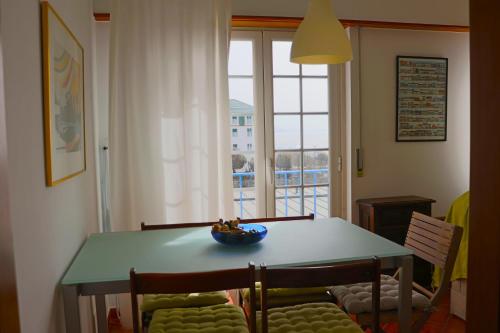 una mesa de comedor con un bol de fruta. en Ericeira - S.ta Marta, en Ericeira