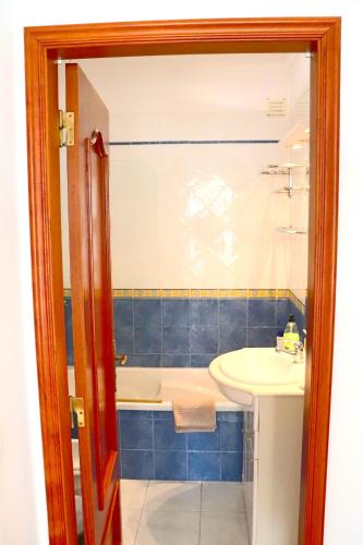 a bathroom with a sink and a bath tub at Ericeira - S.ta Marta in Ericeira