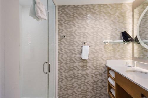 y baño con ducha y lavamanos. en SpringHill Suites by Marriott Enid, en Enid