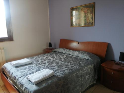 um quarto com uma cama com duas toalhas em A casa di Rita em Surbo