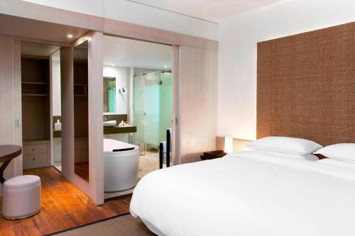 ブーライユにあるシェラトン ニュー カレドニア デヴァ スパ ＆ ゴルフ リゾートのベッドルーム1室(ベッド1台付)、バスルーム(バスタブ付)が備わります。