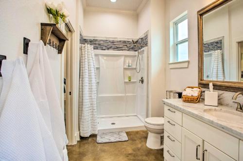 La salle de bains est pourvue d'une douche, de toilettes et d'un lavabo. dans l'établissement Dog-Friendly Texas Ranch with Patio, Horses On-Site, à Aubrey