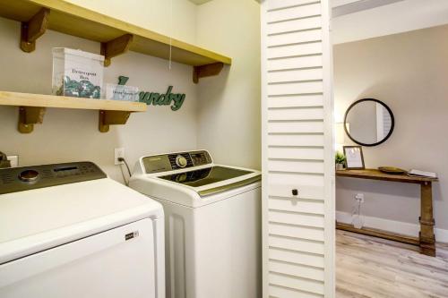 un pequeño lavadero con lavadora y secadora en Quiet Conroe Getaway with Patio, Golf Views!, en Conroe
