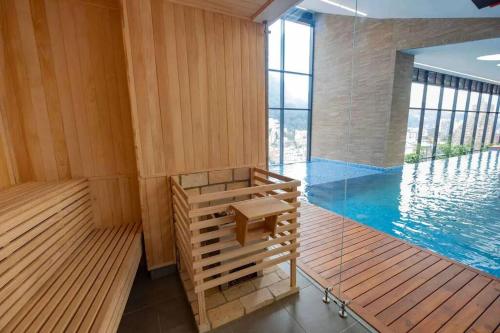 una sauna con vasca immersione ad acqua fredda in un edificio con acqua di Acogedor loft en Centro Internacional de Bogotá a Bogotá