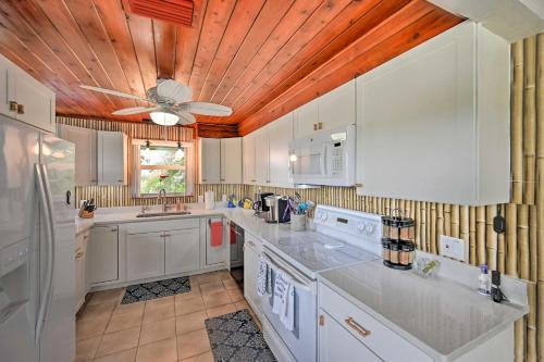 Kitchen o kitchenette sa Everglades Getaway with Deck and Water Views!