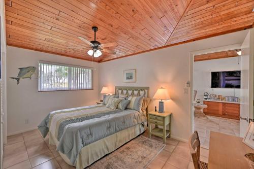 1 dormitorio con cama y techo de madera en Everglades Getaway with Deck and Water Views!, en Everglades