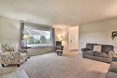 Χώρος καθιστικού στο Portland Area Home, 32 Mi to Mt Hood!