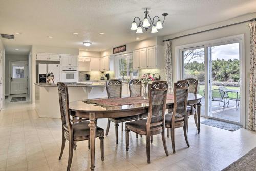 Η κουζίνα ή μικρή κουζίνα στο Portland Area Home, 32 Mi to Mt Hood!