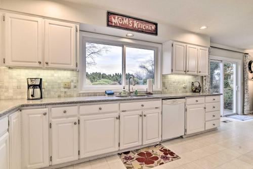 Η κουζίνα ή μικρή κουζίνα στο Portland Area Home, 32 Mi to Mt Hood!