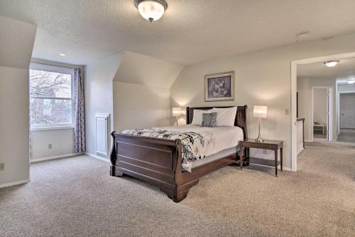 Ένα ή περισσότερα κρεβάτια σε δωμάτιο στο Portland Area Home, 32 Mi to Mt Hood!