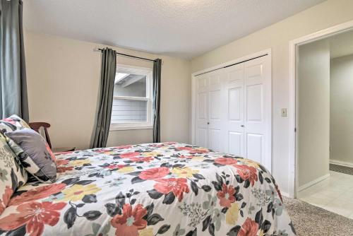 Ένα ή περισσότερα κρεβάτια σε δωμάτιο στο Portland Area Home, 32 Mi to Mt Hood!