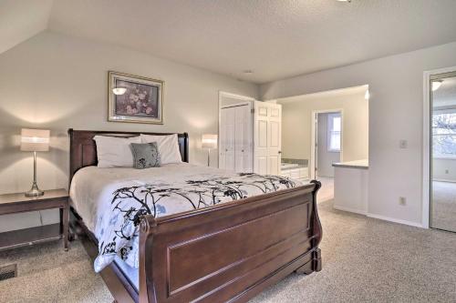 Ένα ή περισσότερα κρεβάτια σε δωμάτιο στο Portland Area Home, 32 Mi to Mt Hood!
