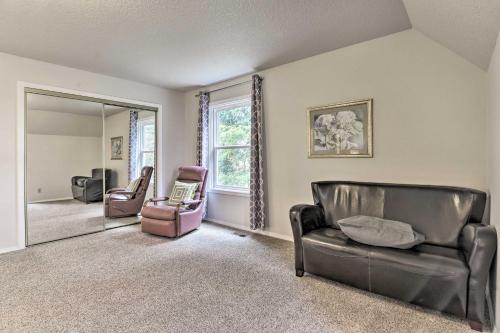 Χώρος καθιστικού στο Portland Area Home, 32 Mi to Mt Hood!