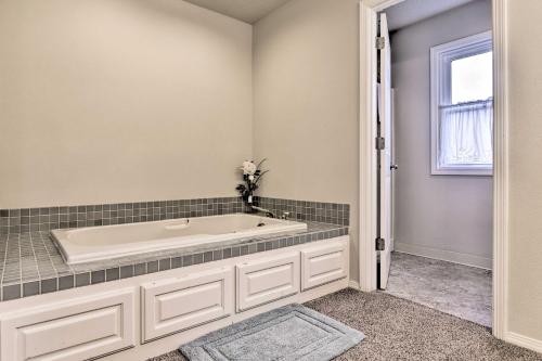 Ένα μπάνιο στο Portland Area Home, 32 Mi to Mt Hood!