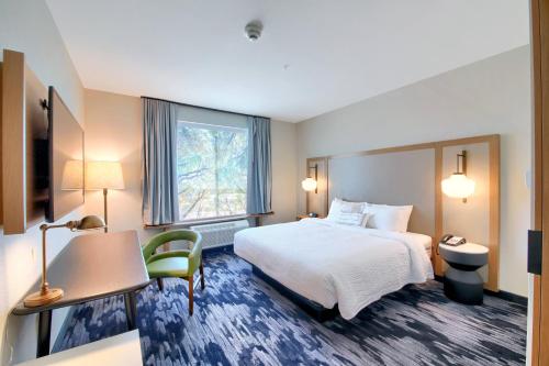 ein Hotelzimmer mit einem Bett, einem Schreibtisch und einem Fenster in der Unterkunft Fairfield Inn & Suites by Marriott Dallas Cedar Hill in Cedar Hill