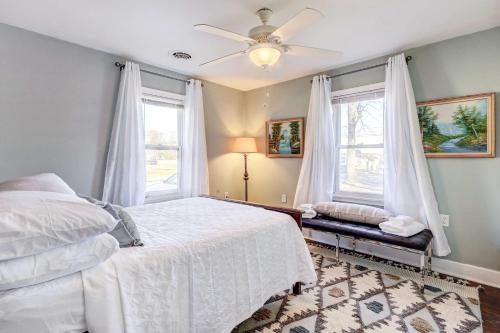 ein Schlafzimmer mit einem weißen Bett und einem Fenster in der Unterkunft Charming Laurel Home with Gazebo and Fireplace! in Delmar