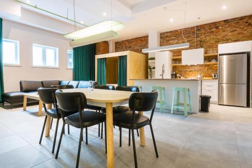 a kitchen and dining room with a table and chairs at Les Lofts St-Roch - Par Les Lofts Vieux-Québec in Quebec City