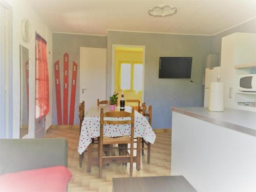 une cuisine et une salle à manger avec une table et des chaises dans l'établissement Gite dans les vignes, à Vidauban
