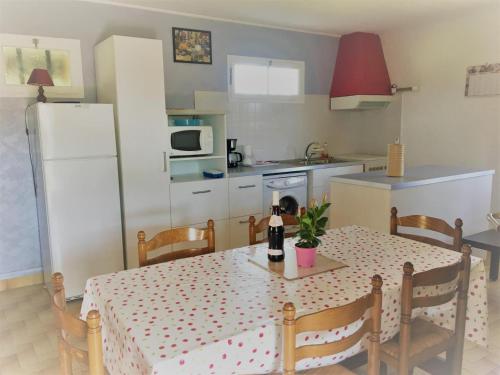 - une cuisine avec une table et une bouteille de vin dans l'établissement Gite dans les vignes, à Vidauban
