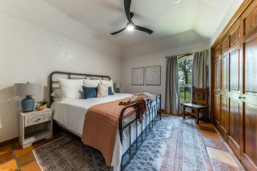 Postel nebo postele na pokoji v ubytování Magnificent 90-acre Texas Ranch Estate On San Marcos River - 5 Bedrooms - Newly Renovated & Professionally Furnished 9t Ranch By Boutiq