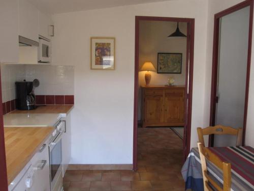 - une cuisine avec un comptoir et une table dans une pièce dans l'établissement Le moulin de saint ferreol, à Pontevès