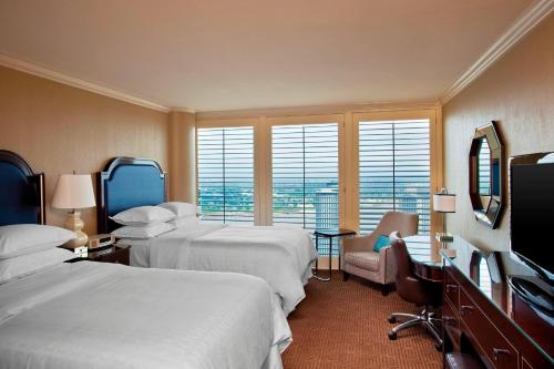 TV a/nebo společenská místnost v ubytování Sheraton New Orleans Hotel