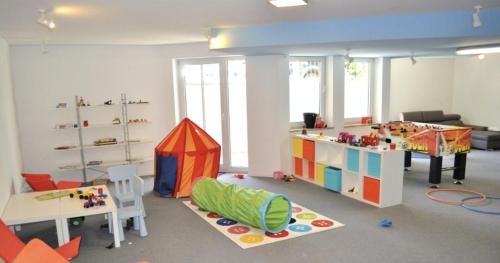 Dětský klub v ubytování Schöne 3-Zi-Wohnung mit "in-door-pool" an der Promenade direkt am Scharbeutzer Strand