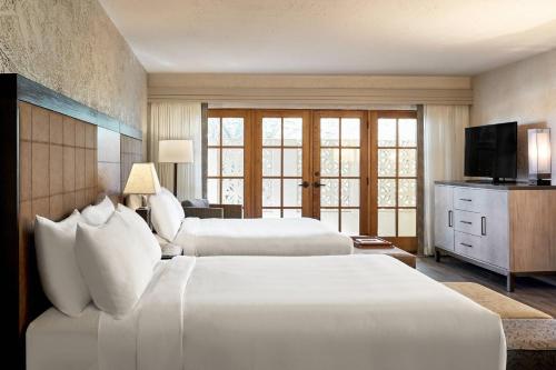 Voodi või voodid majutusasutuse JW Marriott Scottsdale Camelback Inn Resort & Spa toas