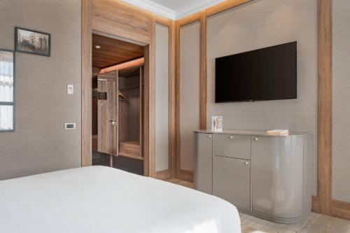 Кровать или кровати в номере Círculo Gran Vía, Autograph Collection (Adults Only)