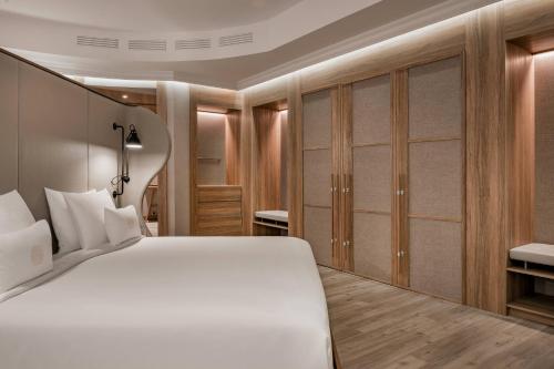 Кровать или кровати в номере Círculo Gran Vía, Autograph Collection (Adults Only)