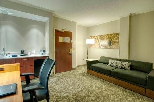 Ruang duduk di SpringHill Suites by Marriott Lawrence Downtown