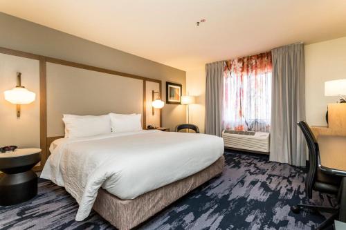 um quarto de hotel com uma cama grande e uma janela em Fairfield Inn St. George em St. George