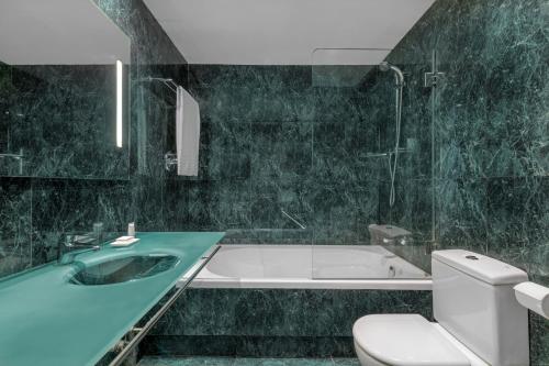 Bilik mandi di AC Hotel Murcia by Marriott