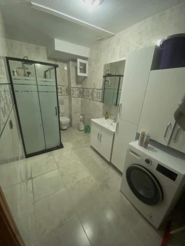 y baño con lavabo y lavadora. en Private Room in Istanbul #91, en Arnavutköy