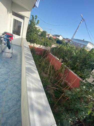 Un balcón de una casa con plantas. en Private Room in Istanbul #91, en Arnavutköy