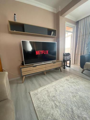 sala de estar con TV de pantalla plana sobre una mesa en Private Room in Istanbul #91, en Arnavutköy