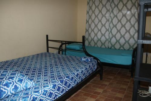 1 dormitorio con 1 cama y 1 litera en Casa Hidalgo cerca de playa Carrillo, en Carrillo