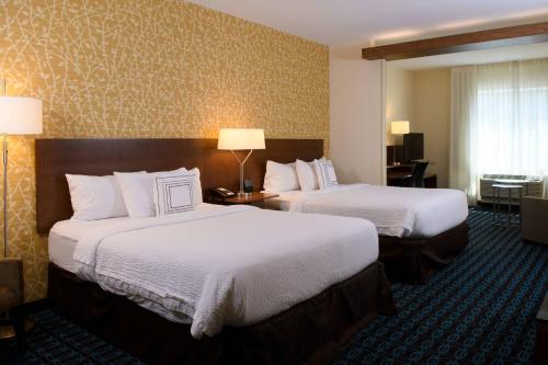 Habitación de hotel con 2 camas y escritorio en Fairfield Inn & Suites by Marriott Richmond Ashland en Ashland