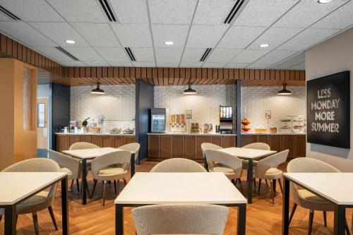 a restaurant with tables and chairs and a counter at Fairfield by Marriott Inn & Suites Lewisburg in Lewisburg